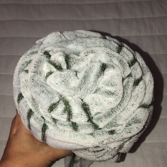 Wayland Square Gray Plaid Plush Throw - Picture 3 of 5